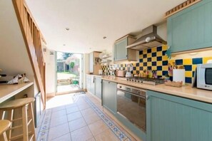 Fridge, microwave, oven, dishwasher - Charming, period cottage located just off the vibrant  high street of Deal with a gorgeous garden! (Deal)