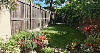 Charming, period cottage located just off the vibrant high street of Deal with a gorgeous garden!