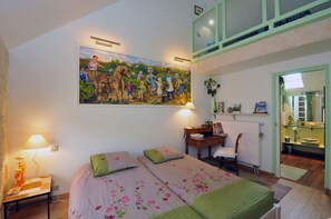 Triple Room (La Vigneronne) | Blackout curtains, soundproofing, free WiFi, bed sheets - La Loge de Vigne (Villers-sous-Châtillon)