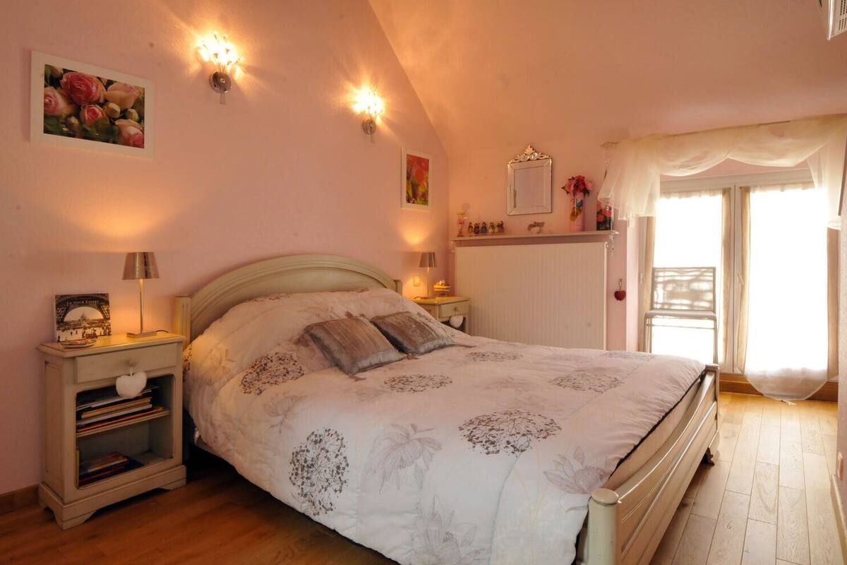 Driepersoonskamer (La Romantique) | Verduisterende gordijnen, geluiddichte muren, gratis wifi, beddengoed