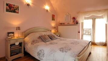 Triple Room (La Romantique) | Blackout curtains, soundproofing, free WiFi, bed sheets