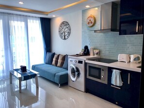 Een koelkast, een microgolfoven, een oven, een kookplaat