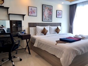 1 Schlafzimmer, Zimmersafe, Schreibtisch, Bügeleisen/Bügelbrett