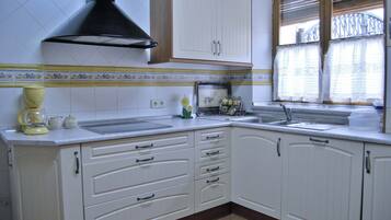 Een koelkast, een microgolfoven, een oven, een kookplaat