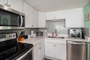 Condo, 1 Bedroom | Private kitchen