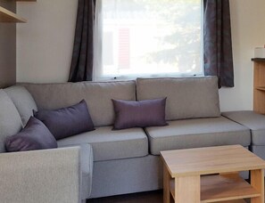 Mobile Home, 3 Bedrooms | Living room