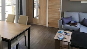 Mobile Home, 3 Bedrooms | Living area - Rev2Vacances - Camping Le Clos des Pins (Saint-Hilaire-de-Riez)