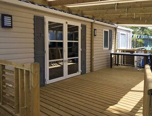 Mobile Home, 3 Bedrooms | Terrace/patio - Rev2Vacances - Camping Le Clos des Pins (Saint-Hilaire-de-Riez)