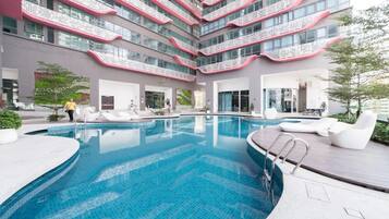 Una piscina techada, una piscina al aire libre