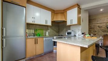 Casa rural familiar, 2 dormitoris, vistes al turó | Cuina privada | Frigorífic, microones, placa de cuina i cafetera i tetera