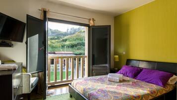 Familie-småhus, 2 soverom, utsikt mot høyde | Skrivebord, blendingsgardiner, lydisolert og strykejern/-brett