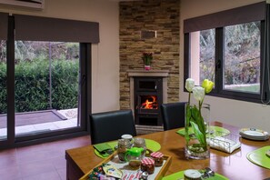 Cottage Keluarga, 2 kamar tidur, pemandangan bukit | Makan di kamar
