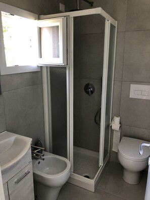 Dusche, Haartrockner, Bidet, Handtücher