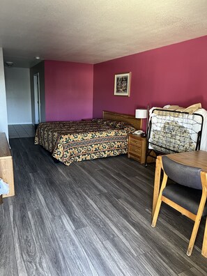 King Sized Room with Kitchenette | Living area | Flat-screen TV - Country Inn Motel (San Antonio)