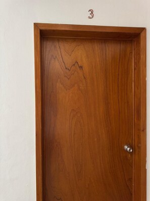 A wooden door with a number "3" above it. - Hotel Queretaro (Querétaro)