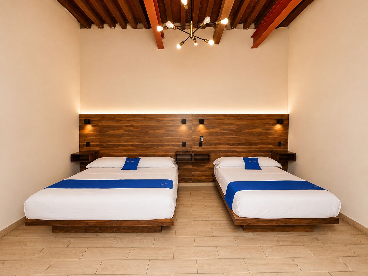 Habitación cuádruple estándar, 2 camas matrimoniales | Wifi gratis y ropa de cama 