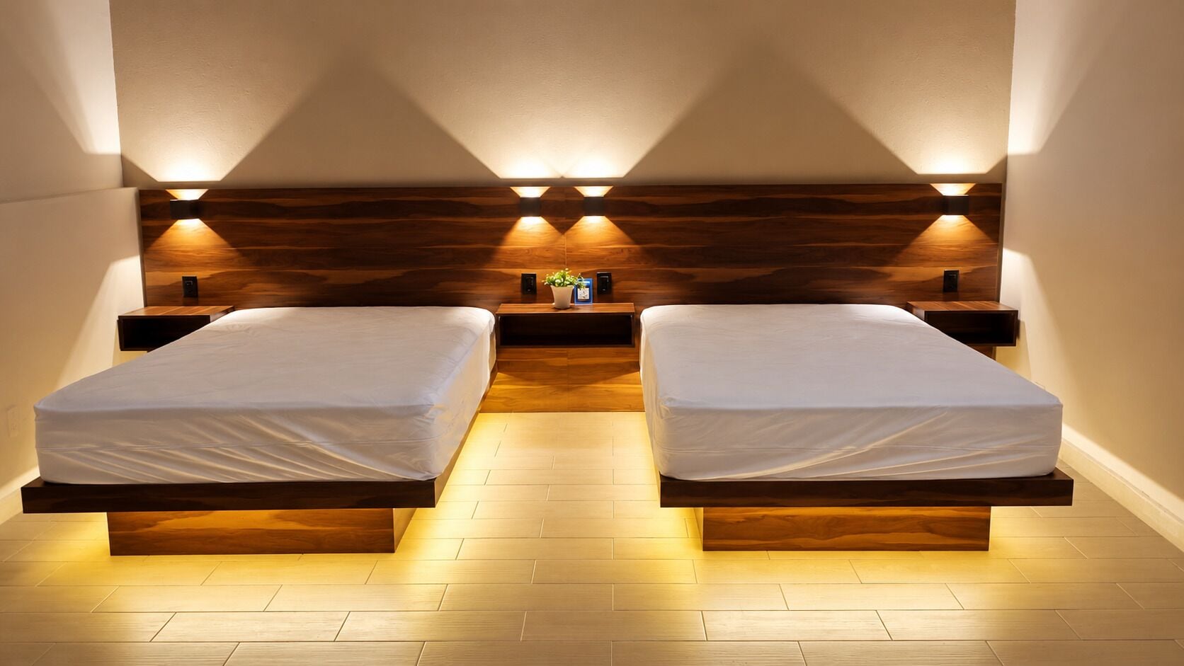 Habitación cuádruple estándar, 2 camas matrimoniales | Wifi gratis y ropa de cama 