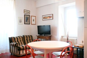 Dining - S035 - Sirolo, three-room apartment in the square with sea view (Sirolo)