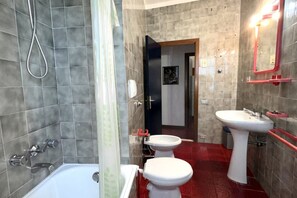 Een douche, een bidet, handdoeken