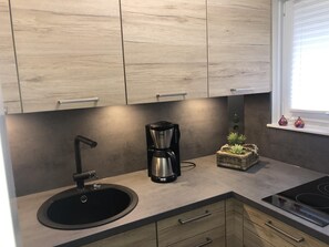 Køleskab, mikrobølgeovn, ovn, kogeplade