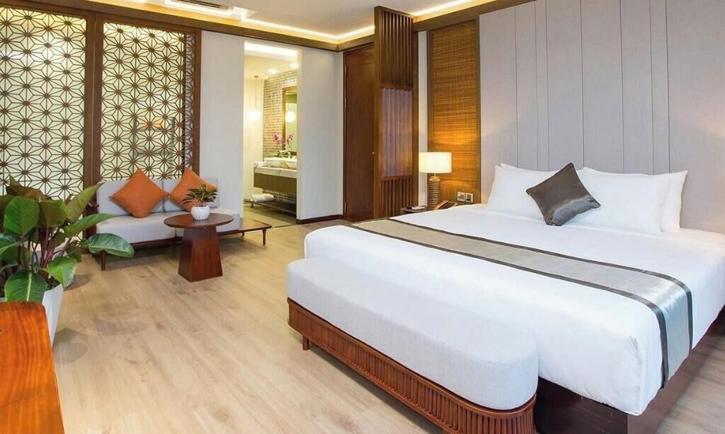 Luxury Double Room | Minibar, in-room safe, desk, laptop workspace