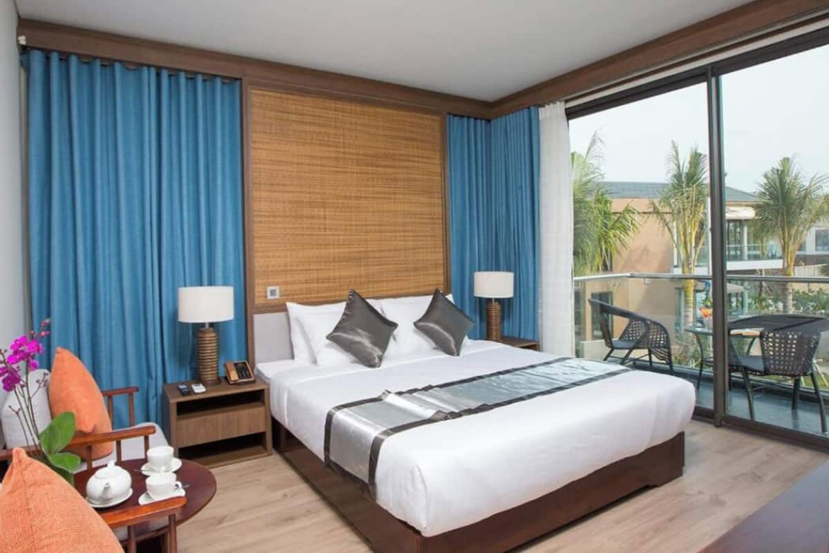 Minibar, coffres-forts dans les chambres, bureau, rideaux occultants