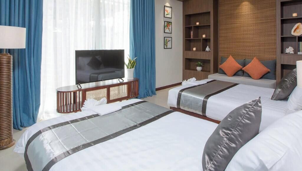 Premium Room | Minibar, in-room safe, desk, laptop workspace