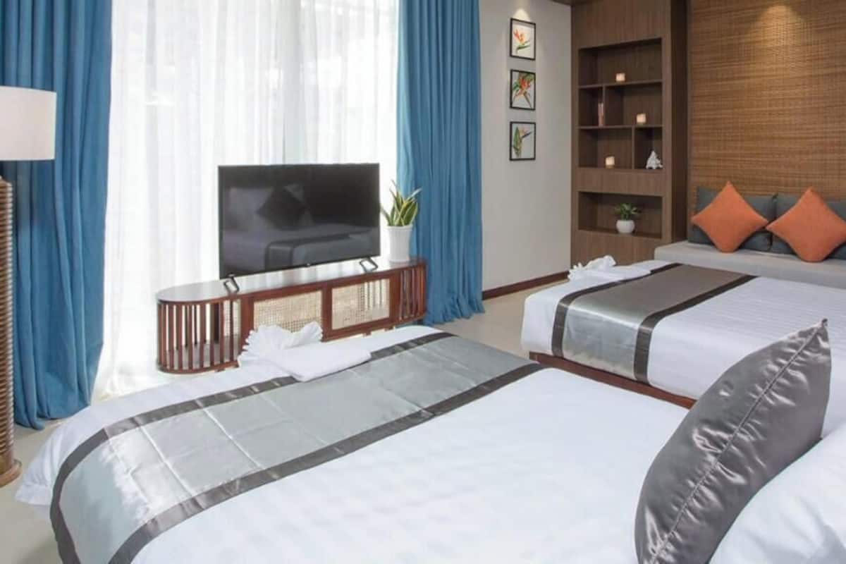 Premium Room | Minibar, in-room safe, desk, laptop workspace