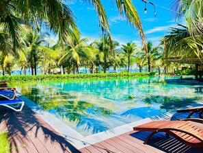 2 utendørsbassenger, bassengparasoller og solsenger