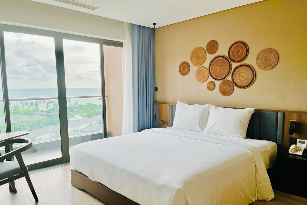 1 bilik tidur, bar mini, peti besi dalam bilik, meja