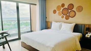 Een minibar, een kluis op de kamer, een bureau, verduisterende gordijnen