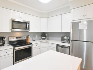 Frigorifero, microonde, piano cottura, lavastoviglie