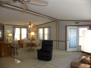 Living area - Montego Bay 3 bedrooms 2 baths 2 Community pools, tennis, wifi , sleeps 8 (Ocean City)