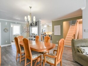 Interior - Canal Front 5 bedrooms 3.5 baths with Dock tie up, Central AC, WiFi, renovated (Ocean City)