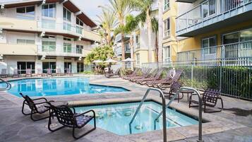 Utendørsbasseng og et oppvarmet basseng