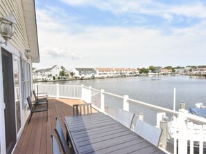 Outdoor dining - Montego Bay Community Canal Front  wrap around porch, boat tie up, Pools, Tennis N. Ocean City MD! (Ocean City)