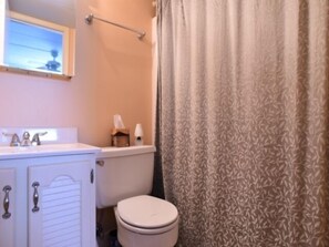 Combined shower/tub - Ocean Block Condo, porch, 1st floor, steps to beach, updated, full kitchen, lg dining table, wifi! (Ocean City)