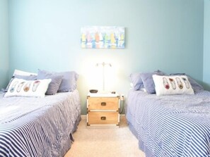 2 bedrooms - Ocean Block Condo, porch, 1st floor, steps to beach, updated, full kitchen, lg dining table, wifi! (Ocean City)