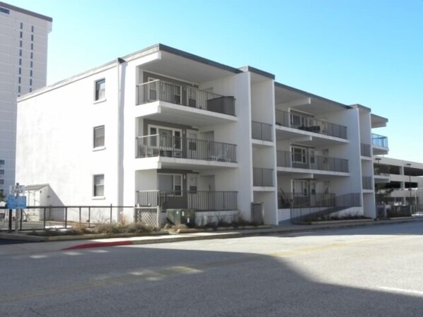 Exterior - Ocean Block Condo, porch, 1st floor, steps to beach, updated, full kitchen, lg dining table, wifi! (Ocean City)
