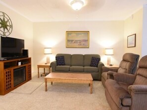 Living area - Ocean Block Condo, porch, 1st floor, steps to beach, updated, full kitchen, lg dining table, wifi! (Ocean City)