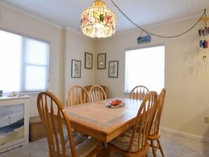 Dining - Ocean Block Condo, porch, 1st floor, steps to beach, updated, full kitchen, lg dining table, wifi! (Ocean City)