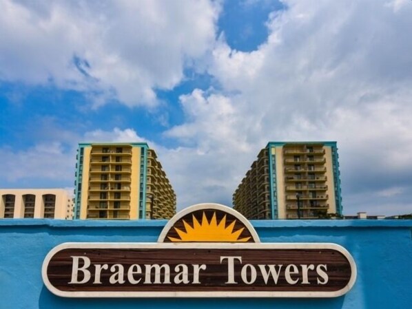 Placa de Braemar Towers com céu azul claro ao fundo.