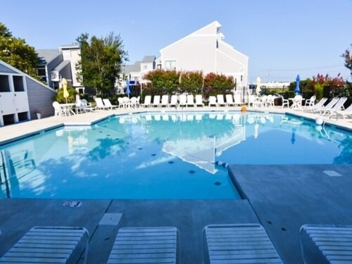 Condominio en Bayside Fenwick Island frente a Harpoon Hannahs, cocina completa, piscina, jacuzzi, tenis 