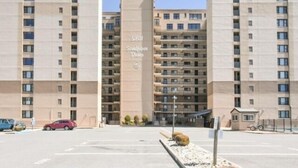 Ein mehrgeschossiges Gebäude mit einem Schild, auf dem '5801 Sandpiper Drive' steht.