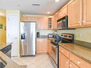Private kitchen - Ocean Views, 3 BR, 3 Bath, Jacuzzi Tub, Indoor pool, sauna and gym! Private rooftop deck! (Ocean City)