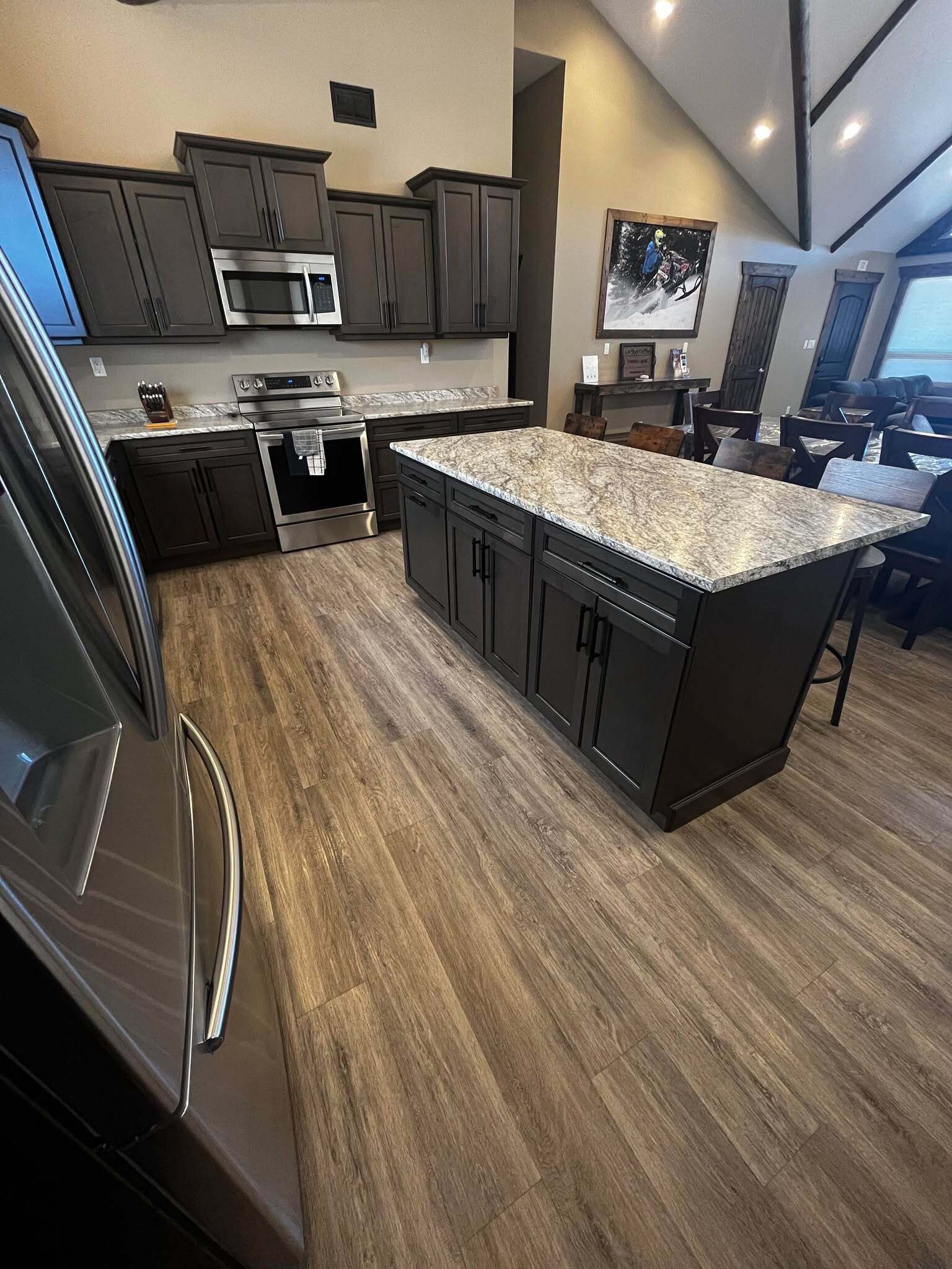 Jääkaappi, mikroaaltouuni, uuni, liesi