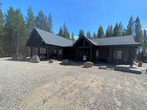 Exterior - Timber Lodge Cabin Rental (Valemount)