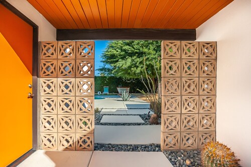 Stylish Mid Century Krisel Oasis -New pool deck, Salt Water Pool, Firepit, BBQ