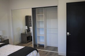 1 habitación, tabla de planchar con plancha y cuna de viaje