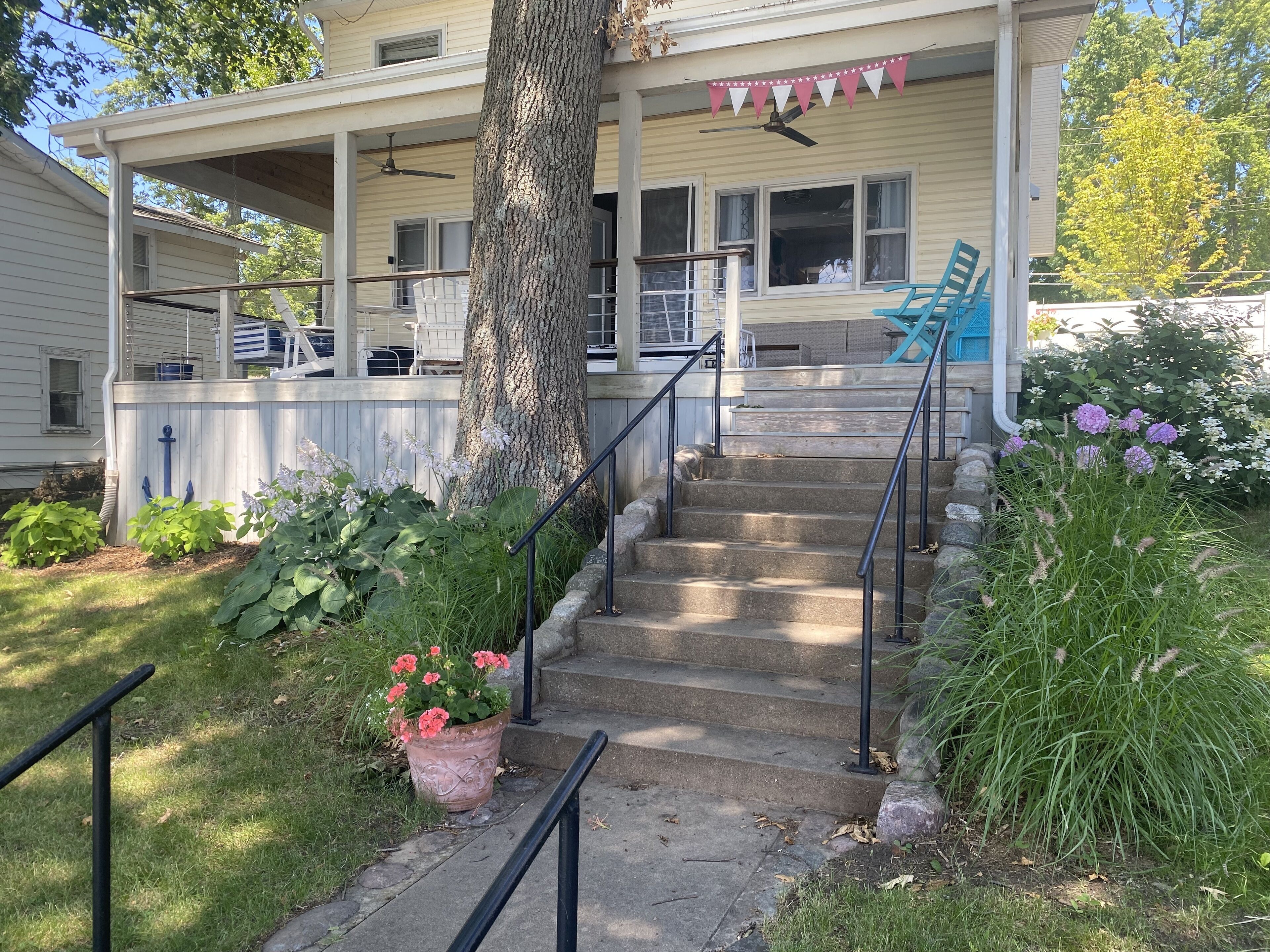 Year-round, updated, lakefront home on beautiful all-sport Webster Lake.